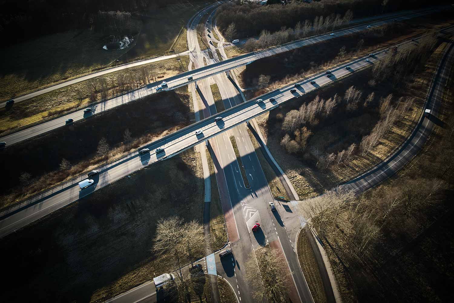 Dronefotografi af motorvejstilkørsel i myldretiden